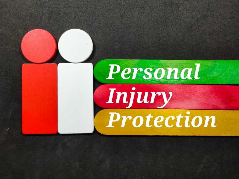 Palitos de helado de colores con la inscripción "Personal Injury Protection" sobre fondo negro.