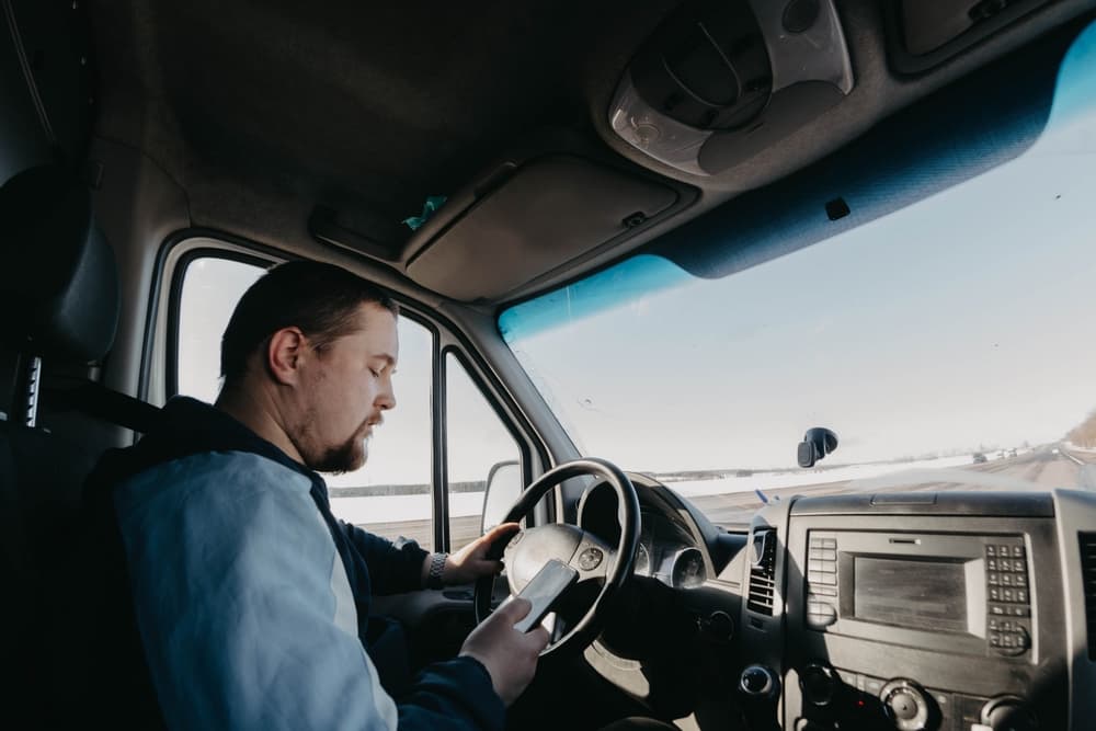 Conductor de camión que envía mensajes de texto