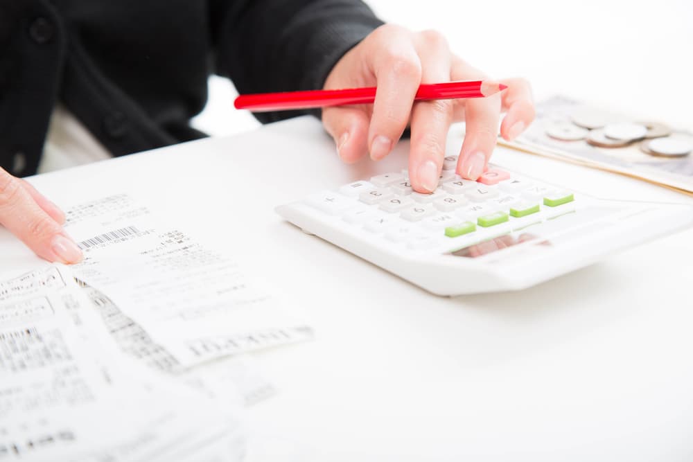 Young woman calculating bills