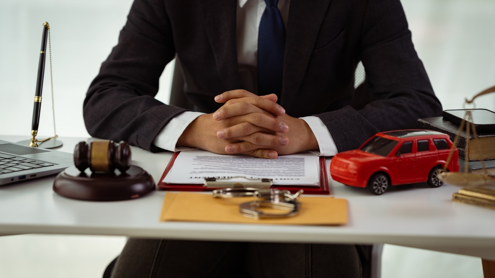 Seguro para reclamaciones judiciales en el juzgado. Mazos y pequeños modelos de coches de juguete, con dos coches sobre la mesa en el juzgado. Abogado servicio concepto juicio. Imágenes en primer plano.