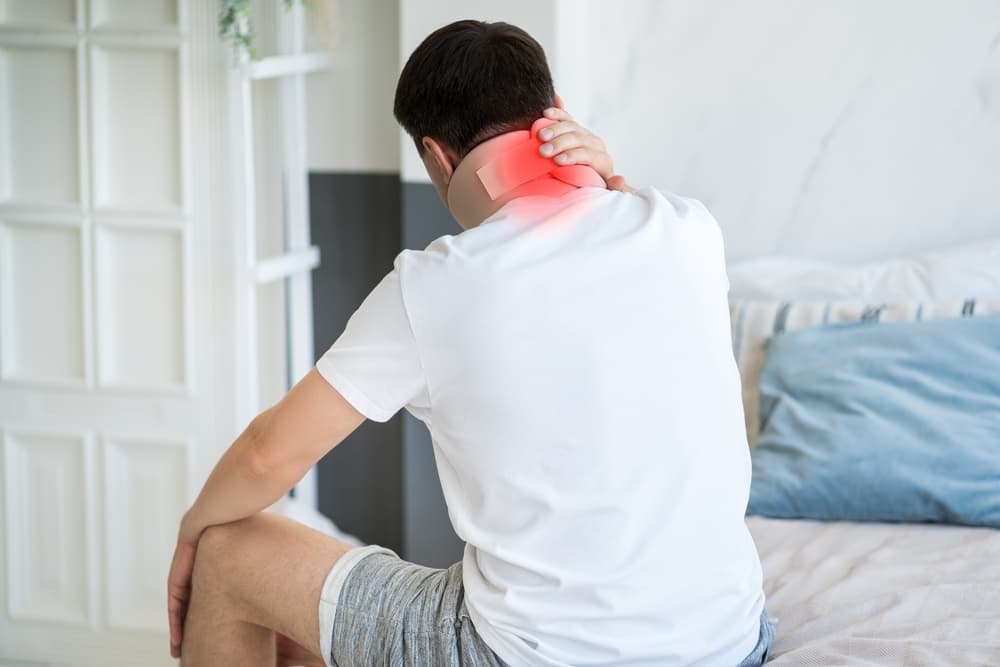 Hombre con cuello ortopédico, vendaje ortopédico cervical, concepto de problemas de salud