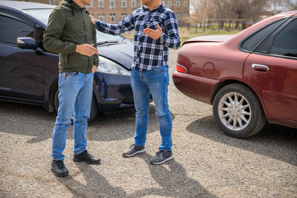 Dos hombres mantienen una acalorada discusión tras un accidente de tráfico en la carretera