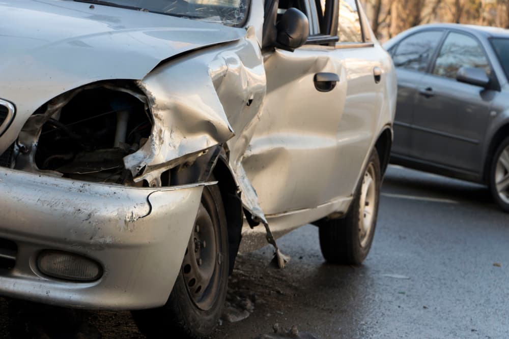 Coche azul accidentado tras un accidente de tráfico en Fort Worth.