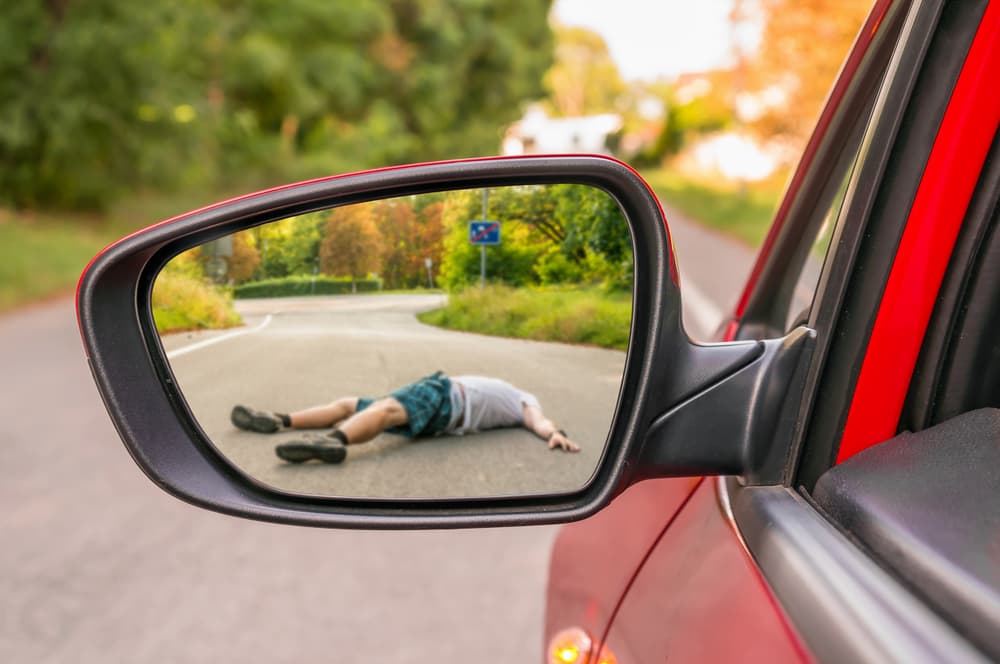 Reflejo en el espejo retrovisor de una persona atropellada por un coche - ilustración de un concepto de accidente de coche